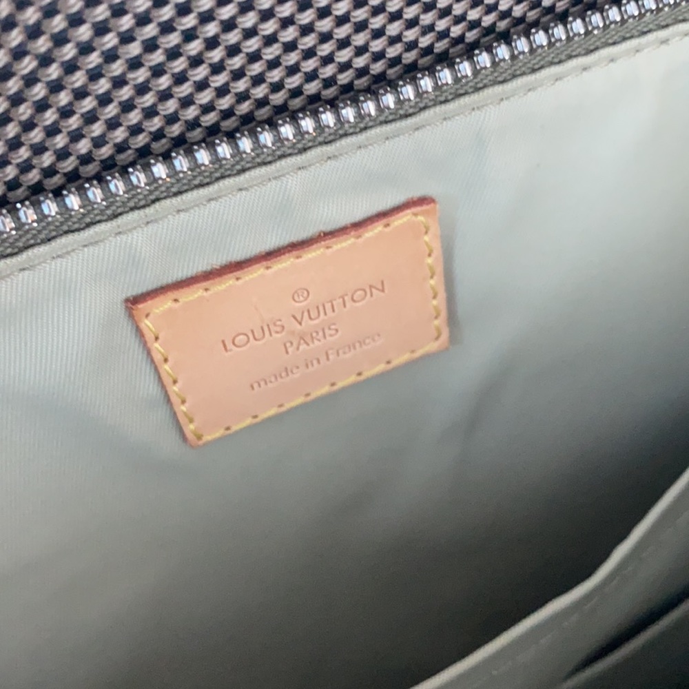 LOUIS VUITTON
Terre Damier Associe GM Messenger - Picture 6 of 7